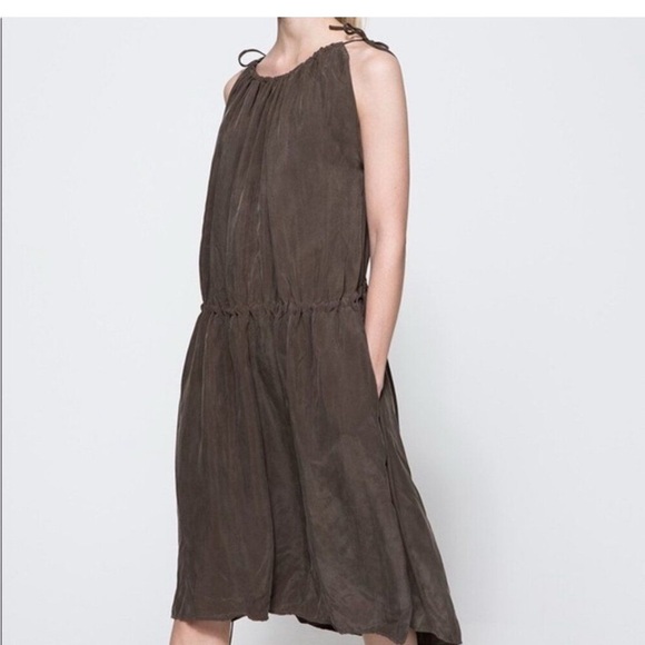 Elegant Brown Sleeveless Dress - Picture 2 of 9